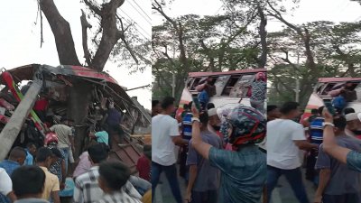 কুমিল্লার চান্দিনায় যাত্রীবাহী বাস নিয়ন্ত্রণ হারিয়ে সড়কের পাশের গাছের সঙ্গে ধাক্কা লেগে ঘটনাস্থলেই তিন জন নিহত