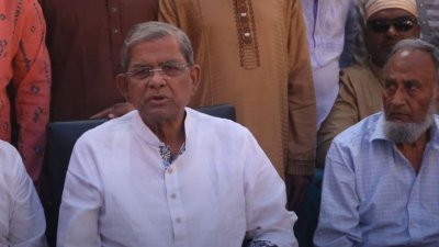 মঙ্গলবার বিকালে ঠাকুরগাঁওয়ে নিজ বাসভবনে নেতাকর্মীদের সঙ্গে ঈদের শুভেচ্ছা বিনিময় অনুষ্ঠানে বক্তব্য দেন বিএনপির মহাসচিব মির্জা ফখরুল ইসলাম আলমগীর