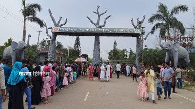 ঈদের দ্বিতীয় দিনে গাজীপুর সাফারি পার্কে দর্শনার্থীর ঢল নেমেছে