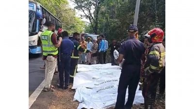 ঘটনাস্থলে পুলিশ ও এলাকাবাসী