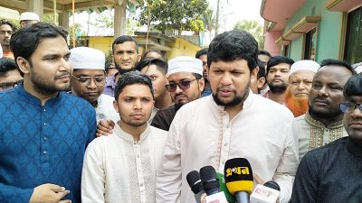 সাংবাদিকদের সঙ্গে কথা বলছেন তথ্য উপদেষ্টা মাহফুজ আলম