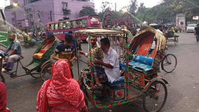 স্বল্প দূরত্বের কোথাও যেতে তারাও বেছে নিচ্ছেন ব্যাটারিচালিত  অটোরিকশা