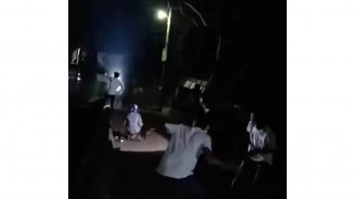 দুই দল গ্রামবাসীর মধ্যে সংঘর্ষ হয়েছে
