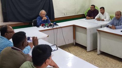 সাংবাদিকদের সঙ্গে কথা বলছেন রুহুল কবির রিজভী