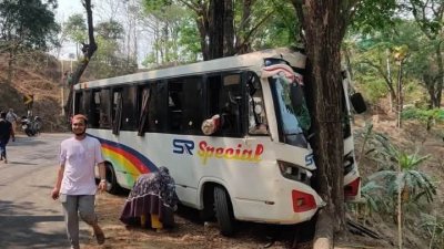 মিনিবাসের চালক নিয়ন্ত্রণ হারিয়ে রাস্তার পাশে একটি গাছে ধাক্কা দেয়