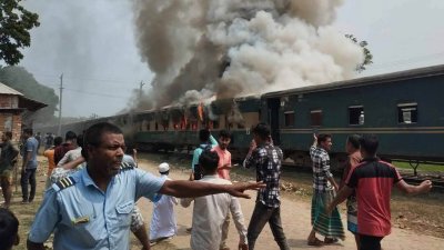 মোহনগঞ্জগামী মহুয়া কমিউটার ট্রেনের পাওয়ার কার বগিতে আগুন ধরে যায়