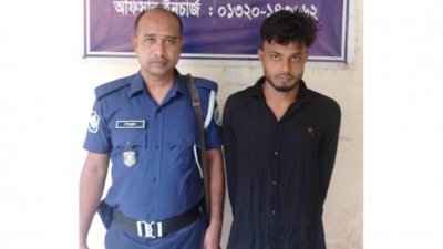 দোকানি মনির হোসেনকে পুলিশ গ্রেফতার করেছে