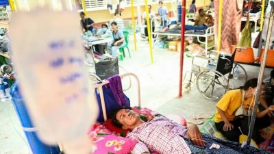 হাসপাতালের বারান্দায় তিন মাউং হটুয়ে