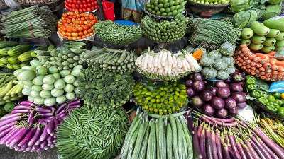 সবজি বিক্রি হচ্ছে আগের বাড়তি দামেই