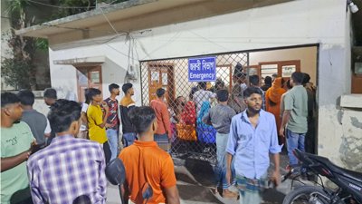 আহতদের প্রথমে শিবচর উপজেলা স্বাস্থ্য কমপ্লেক্সে ভর্তি করা হয়