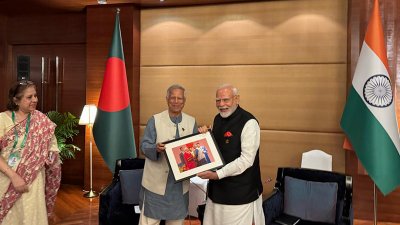 ১০২তম ভারতীয় বিজ্ঞান কংগ্রেসে প্রফেসর ইউনূসের হাতে স্বর্ণপদক তুলে দেন প্রধানমন্ত্রী নরেন্দ্র মোদি। বাধাঁই করা সেই ছবি নরেন্দ্র মোদিকে উপহার দেন ড. মুহাম্মদ ইউনূস