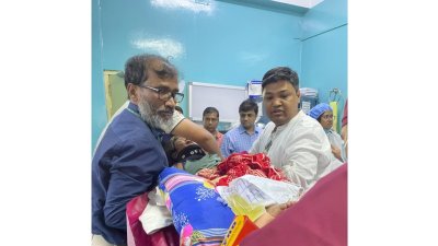শিশু আরাধ্যকে নেওয়া হচ্ছে হাসপাতালে