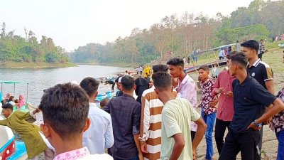 মহামায়া লেকে পর্যটকরা