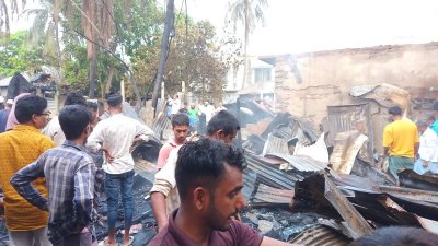 আগুনে পোড়া দোকান ও বাড়ি