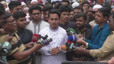 শুক্রবার দুপুরে নগরীর কেরামতিয়া মসজিদ প্রাঙ্গণে বক্তব্য দিচ্ছেন সারজিস আলম