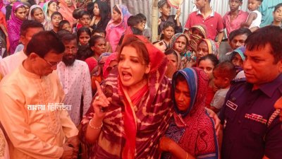 শুক্রবার বিকালে মাঝারদিয়া ইউনিয়নের মুরুটিয়া গ্রামে বিএনপির নেতাকর্মীদের ক্ষতিগ্রস্ত বাড়িঘর পরিদর্শন করেন শামা ওবায়েদ