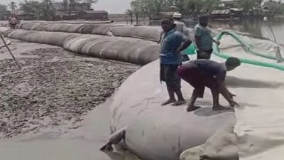 খোলপেটুয়া নদীর ভাঙনকবলিত বিছটে পাউবোর বেড়িবাঁধের পাশে পাঁচ দিন পর রিং বাঁধ (বিকল্প বাঁধ) দিয়ে লোকালয়ে পানি প্রবেশ বন্ধ করা হয়েছে