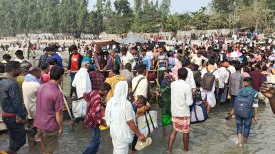 পুণ্যতোয়া খ্যাত ব্রহ্মপুত্রের দুই কিলোমিটারেরও বেশি এলাকাজুড়ে চলে পুণ্যার্থীদের  স্নানোৎসব