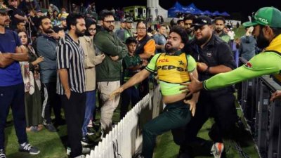 দর্শকদের সঙ্গে মারমুখী আচরণ খুশদিলের