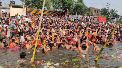 ভোর থেকেই লাঙ্গলবন্দের প্রায় তিন কিলোমিটার এলাকাজুড়ে পুণ্যার্থীদের ঢল নেমেছে
