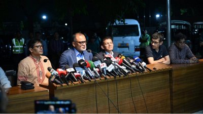 বক্তব্য দিচ্ছেন বাণিজ্য উপদেষ্টা শেখ বশিরউদ্দিন আহমেদ