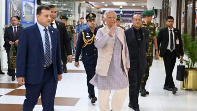 দেশে ফিরেছেন প্রধান উপদেষ্টা