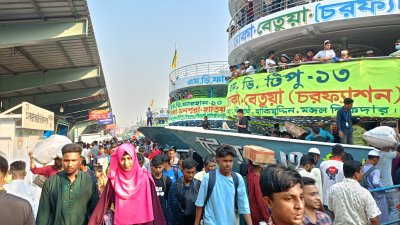 ঈদ শেষে ঢাকায় ফিরছেন নৌপথের যাত্রীরা
