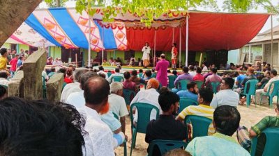 দুর্গাপুর ইউনিয়নের রানীগঞ্জে উদয়ন কিন্ডার গার্টেন স্কুল মাঠে নাটকটি মঞ্চায়ন করা হয়