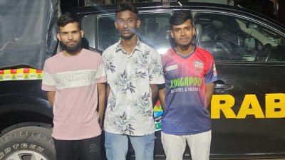 গ্রেফতার তিন জন