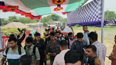 দৌলতদিয়া ঘাটে যাত্রীদের ভিড়