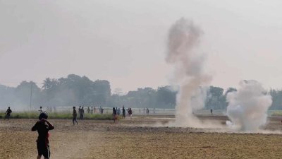 দুই পক্ষের সংঘর্ষে বোমা বিস্ফোরণ