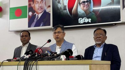 দলের পক্ষ থেকে সংবাদ সম্মেলনে বক্তব্য রাখছেন সালাহ উদ্দিন আহমদ