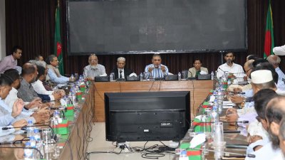নির্বাচন কমিশন সচিবালয়ের কর্মকর্তাদের সঙ্গে শুভেচ্ছা বিনিময় করেন সিইসি এ এম এম নাসির উদ্দিন