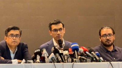 বক্তব্য রাখছেন চৌধুরী আশিক মাহমুদ বিন হারুন