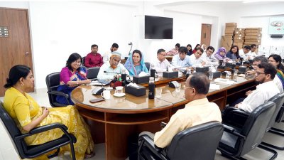 কর্মকর্তা-কর্মচারীদের সঙ্গে মতবিনিময় সভায় উপদেষ্টা রিজওয়ানা হাসান
