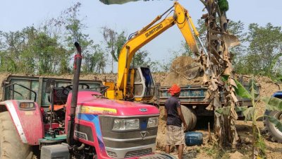 এক্সক্যাভেটর মেশিন ব্যবহার করে ক্যানেলের পাড় কাটা হচ্ছে