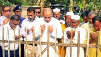 শহীদ আবু সাঈদের কবর জিয়ারত করেন প্রধান বিচারপতি ড. সৈয়দ রেফাত আহমেদ