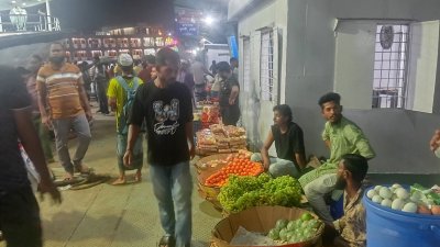 সদরঘাটে ফলের দোকান