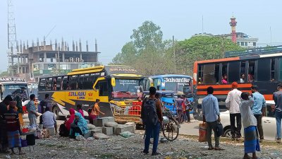 বাসের অপেক্ষায় যাত্রীরা