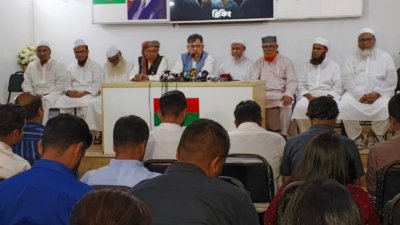 বৈঠক শেষে সাংবাদিকদের সঙ্গে কথা বলছেন সালাউদ্দিন আহমেদ