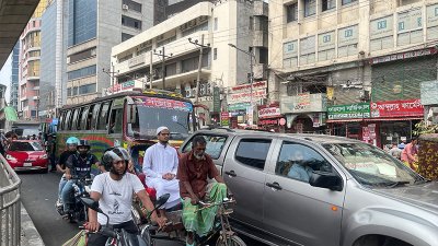 পল্টন এলাকায় রাস্তায় গাড়ির ভিড়