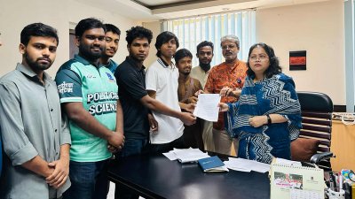 উপ-উপাচার্যের কার্যালয়ে গিয়ে স্মারকলিপিটি জমা দেন শিক্ষার্থীরা