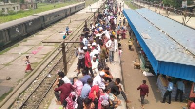 ট্রেনের ছাদের যাত্রীরা