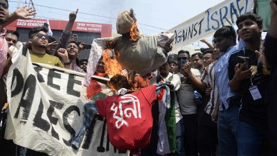নেতানিয়াহুর কুশপুত্তলিকা দাহ করা হচ্ছে। ছবি: সাজ্জাদ হোসেন
