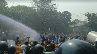 সাবেক বিডিআর সদস্যদের ওপর জলকামান নিক্ষেপ করছে পুলিশ