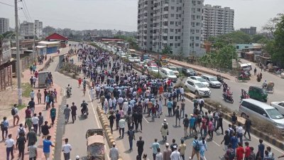 বিক্ষোভ মিছিলে স্থানীয় বিভিন্ন পেশাজীবী মানুষ অংশ নেন