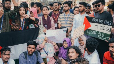 বসুন্ধরা এলাকায় বিক্ষোভ করে বেসরকারি বিশ্ববিদ্যালয়ের শিক্ষার্থীরা
