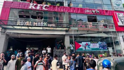 বিক্ষুব্ধ জনতা সিলেট নগরীর মিরবক্সটুলা এলাকায় কেএফসি রেস্টুরেন্ট ভাঙচুর করেছে