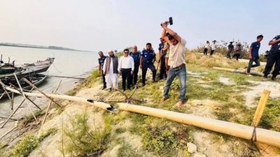 অভিযানে দেড় হাজার ফুট প্লাস্টিকের পাইপ ধ্বংস করা হয়