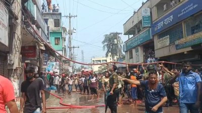 আগুন নিয়ন্ত্রণে কাজ করছে ফায়ার সার্ভিসের কয়েকটি ইউনিট
